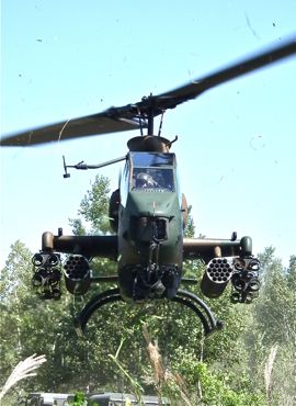 AH-1Sホバリング正面から370.jpg