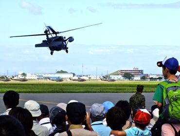札幌UH-60と観客370.jpg