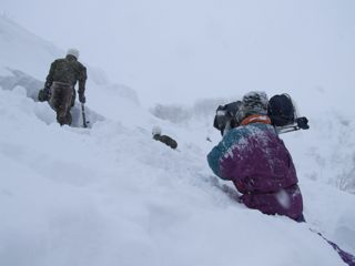 雪洞を掘る隊員を狙う小サイズ.jpg