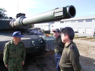 ９０式戦車を見学する小林＆古是氏.jpg